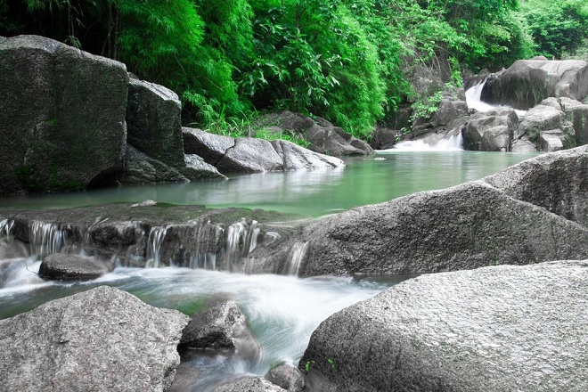 suối đá