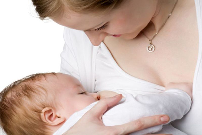Bé 4 tháng bú mẹ