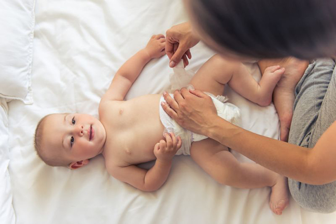 Mẹ thay tã cho bé