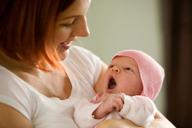 Mẹ nói chuyện với bé