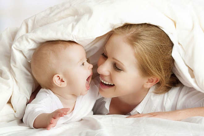 Mẹ chơi ú òa với bé