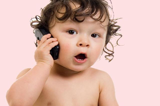Trẻ nói chuyện điện thoại