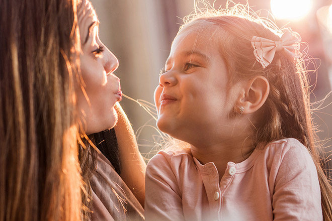 Mẹ và trẻ vui vẻ