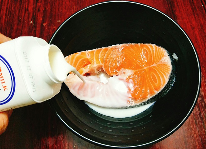 ngâm cá hồi với sữa tươi