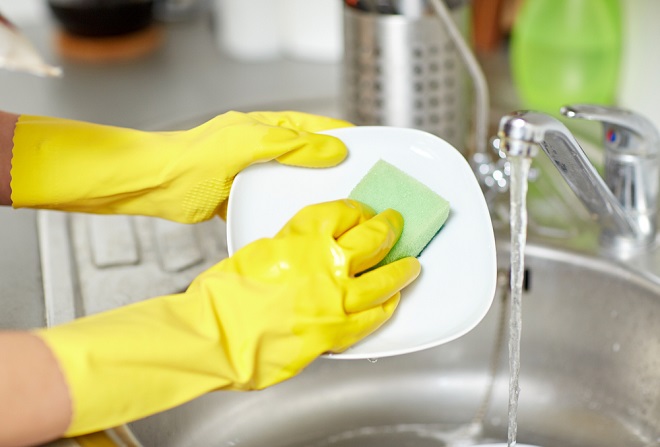 đeo găng tay để chăm sóc móng