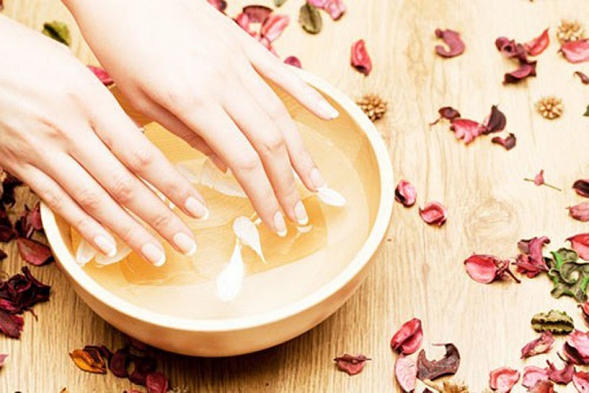 ngâm móng tay với nước muối