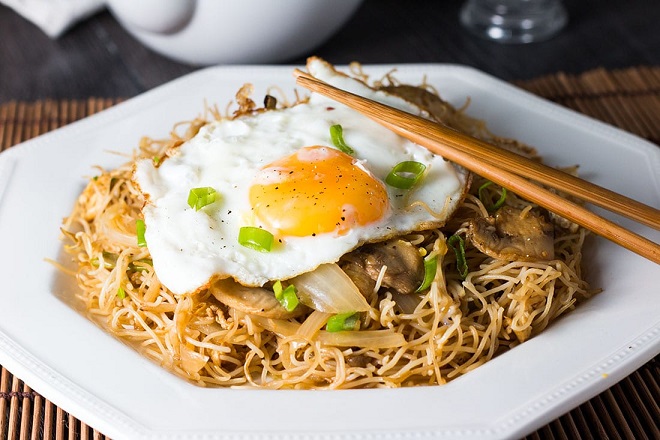 mì xào trứng