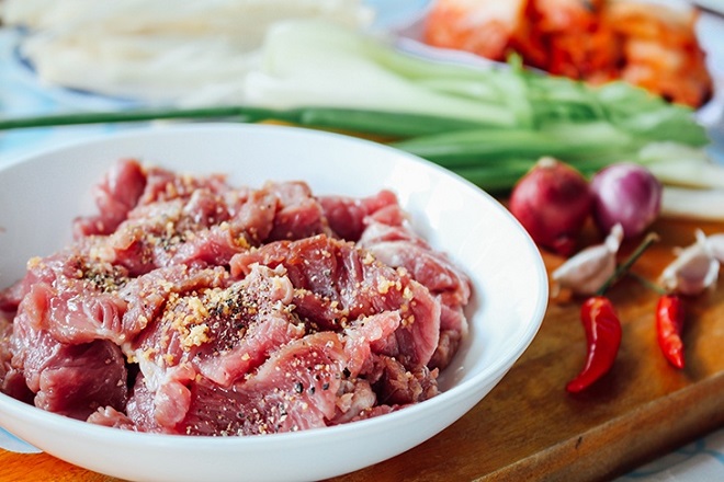 ướp thịt bò với gia vị
