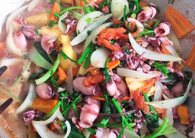 xào mực với rau củ