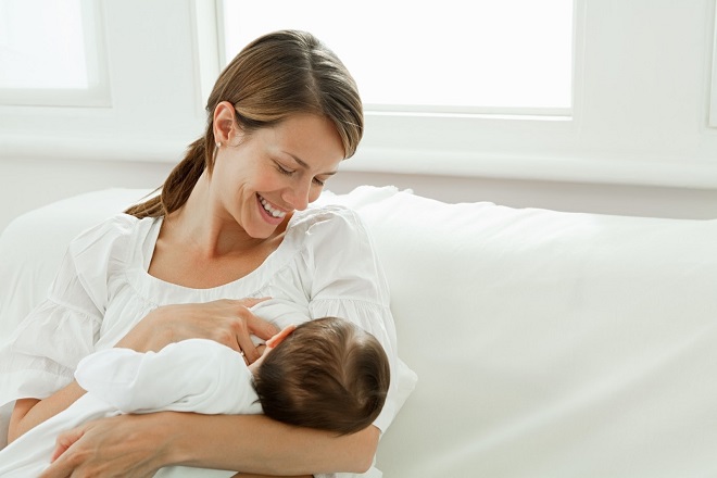 bé bú sữa mẹ