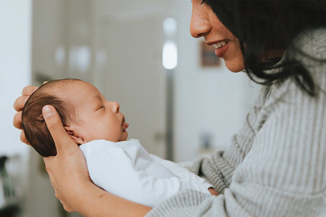 Nâng đầu con khi bế