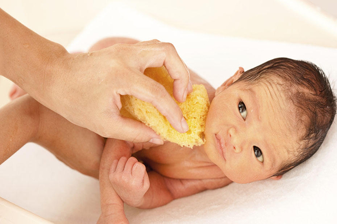 Mẹ tắm khô cho bé