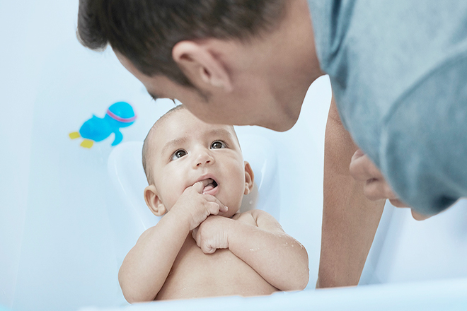 Bố trò chuyện cùng bé khi tắm