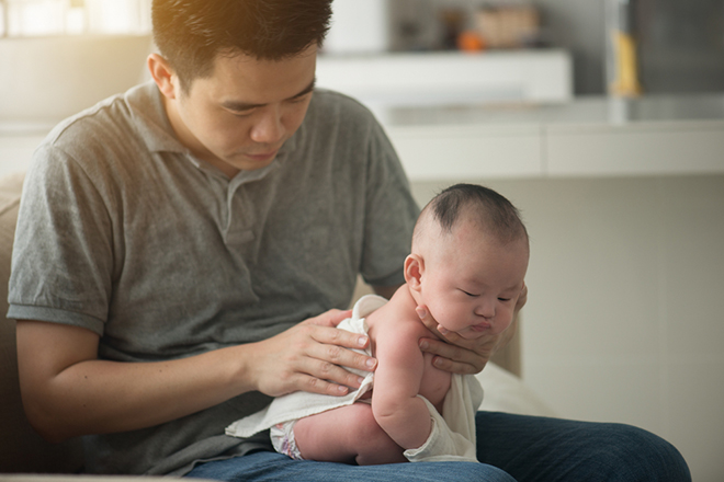 Giúp bé ợ hơi