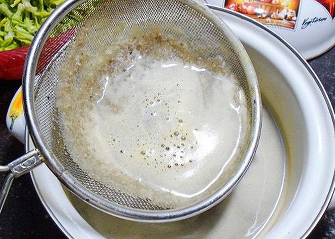 giã cua lấy nước cốt