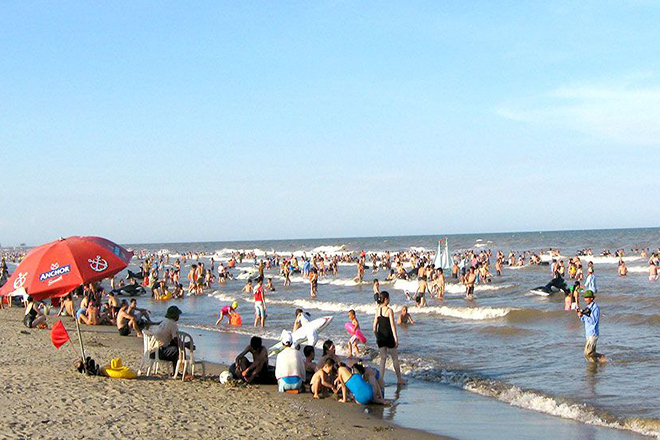 Bãi biển Sẩm Sơn địa điểm du lịch cho gia đình gần Hà Nội