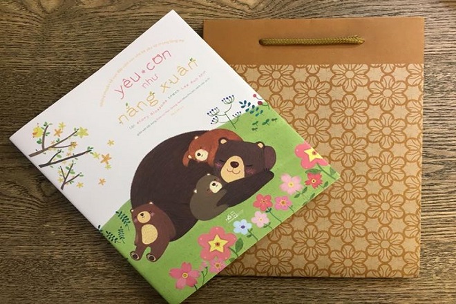 sách yêu con như nắng xuân