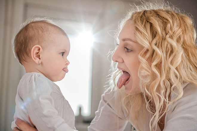 Trẻ 6 tháng tuổi phát âm được từ baba