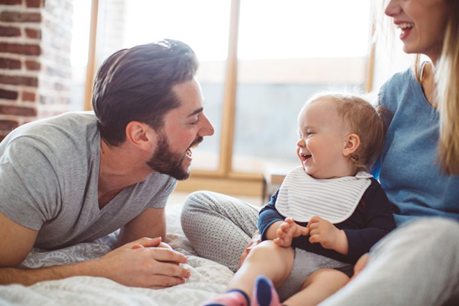 Bố mẹ nói chuyện cùng trẻ