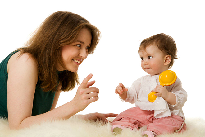 Mẹ dịu dàng với trẻ