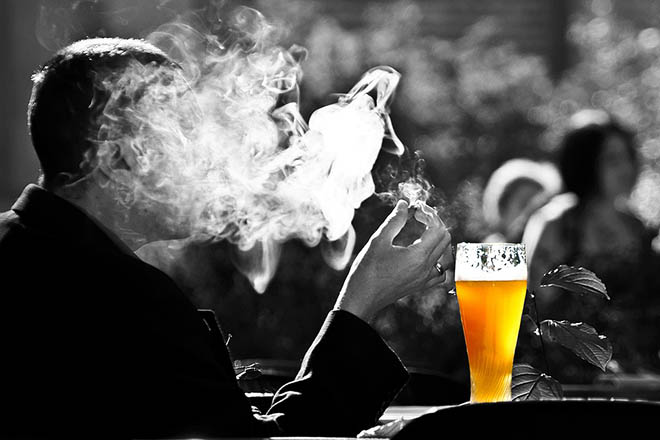 Đàn ông hút thuốc uống bia