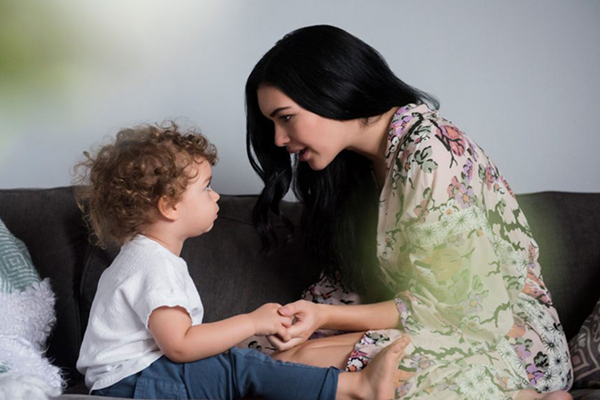 Mẹ trò chuyện với trẻ