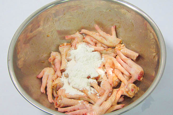 Chân gà lăn bột