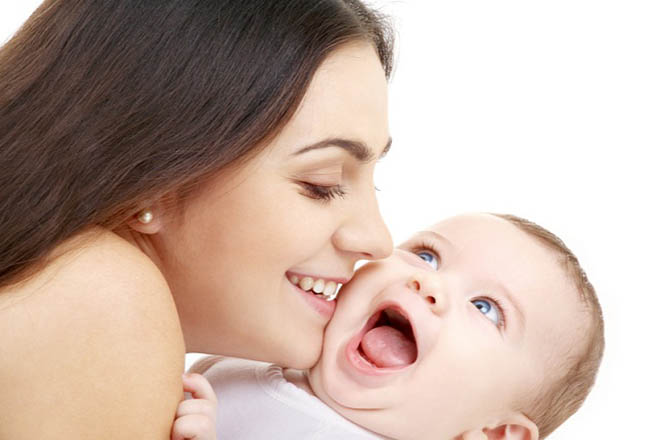 Bé cười khi chơi với mẹ