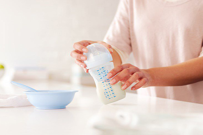 Dùng sữa để chế biến món ăn dặm cho bé