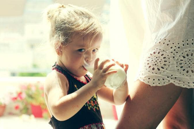 Trẻ uống sữa