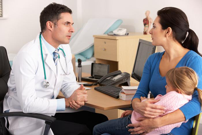 Mẹ nói chuyện với bác sỹ