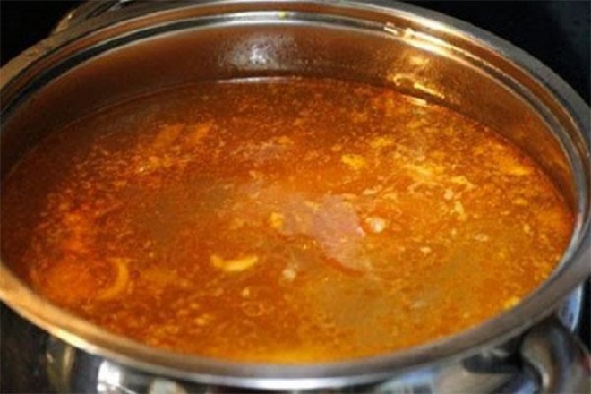nấu nước dùng từ xương