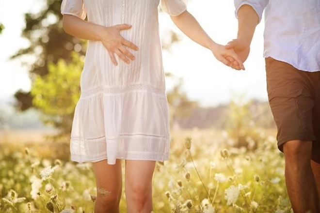 Bà bầu đi dạo