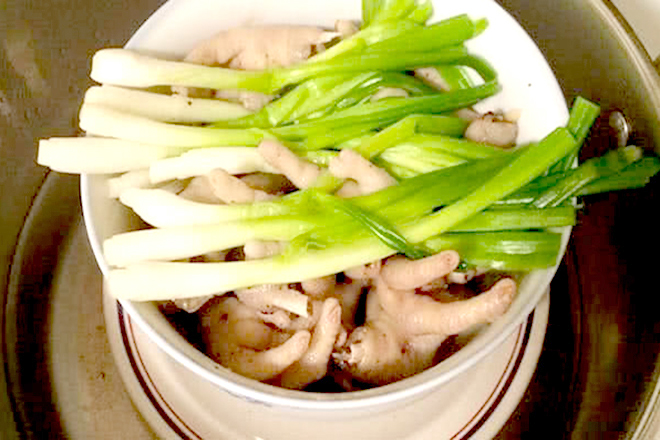 Chân gà hấp hành lá