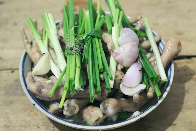 Chân gà hấp hành có hành tím