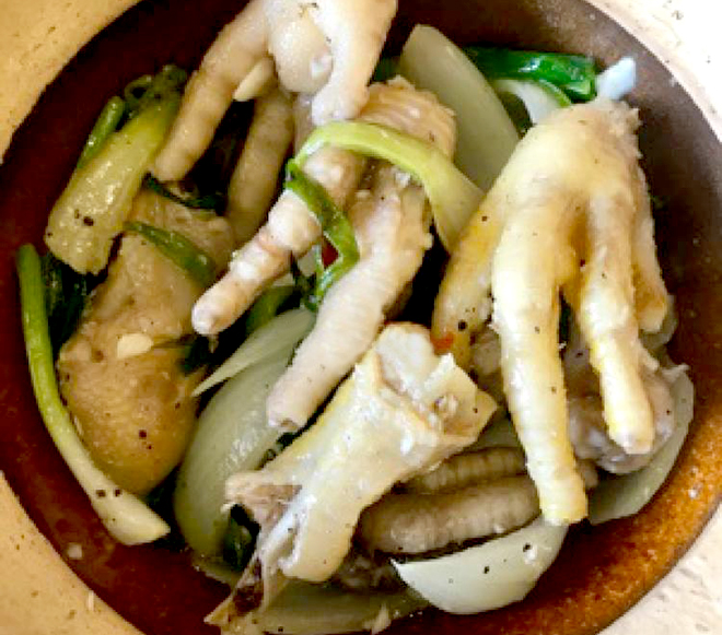 Chân gà hấp hành có hành tây