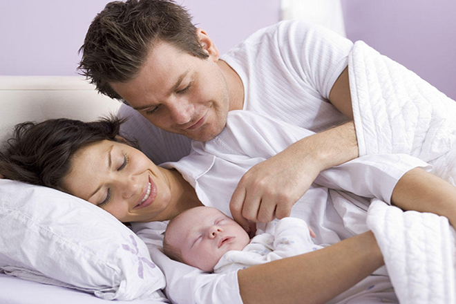 Vợ chồng hạnh phúc bên em bé