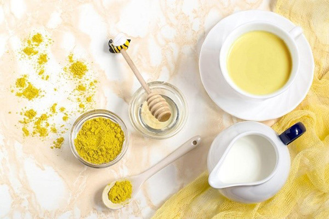 Hỗn hợp bột nghệ và sữa tươi rất có ích trong việc làm mờ vết thâm nám