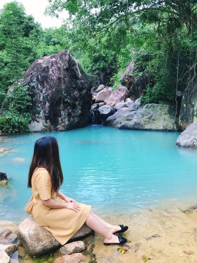 Nước hồ trong vắt, tiếng suối chảy róc rách, xung quanh là tầng tầng lớp lớp cây cối trong xanh