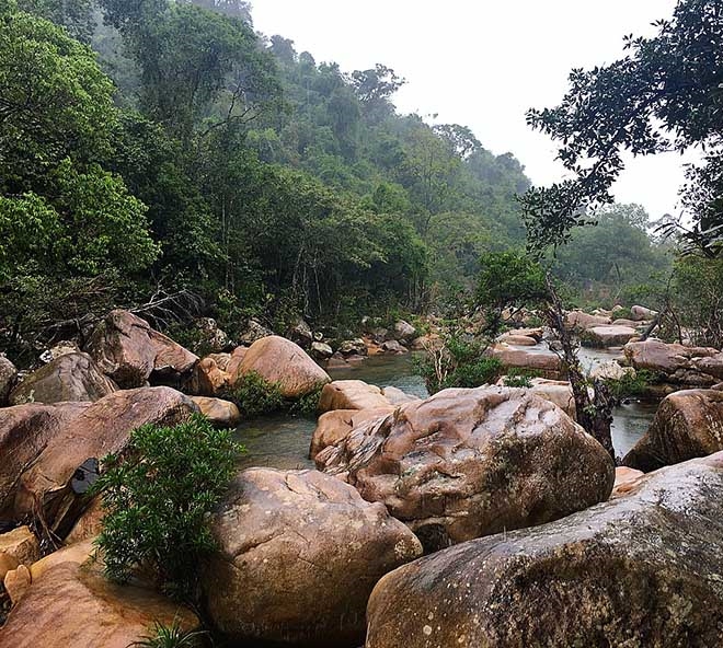 Địa hình độc đáo Suối Ba Hồ