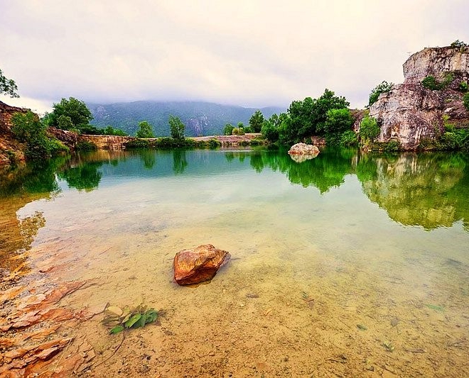 Xung quanh hồ là những mảng đá lớn còn sót lại