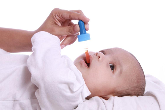Trẻ uống vitamin D