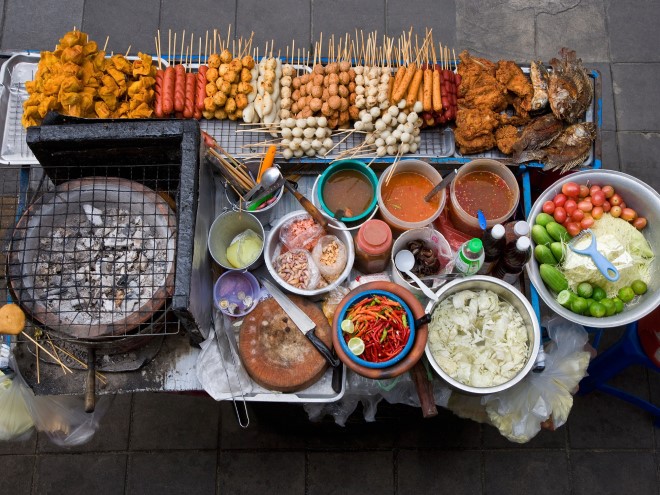 Shaokao đồ xiên nướng là món ăn vặt quen thuộc ở Phượng Hoàng Cổ Trấn