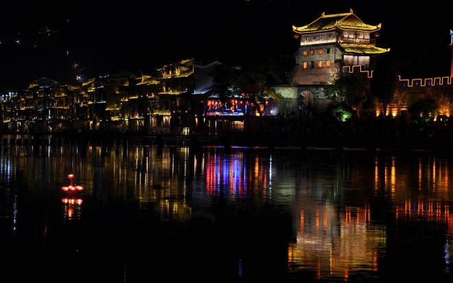 Phượng Hoàng Cổ Trấn về đêm