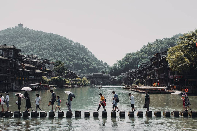 Cầu Đá Nhảy độc đáo ở Phượng Hoàng Thành