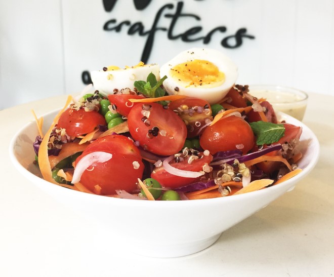 Salad rau củ cung cấp đầy đủ dinh dưỡng và rất tốt cho vóc dáng