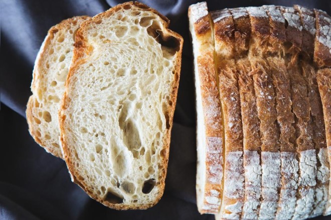 Bành mì là loại thực phẩm bổ dưỡng và thường được dùng làm món chính