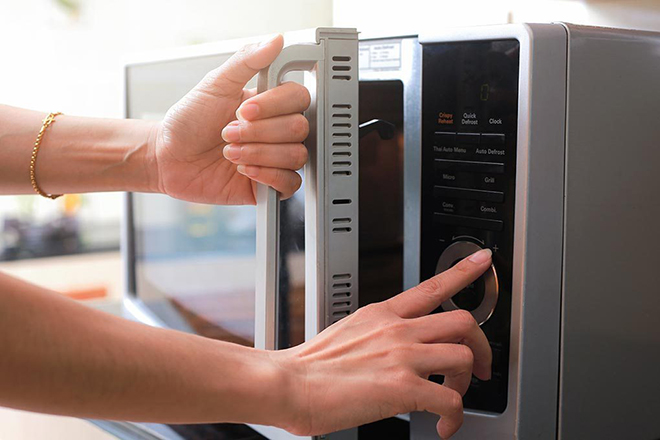 Hâm thức ăn bằng lò vi sóng