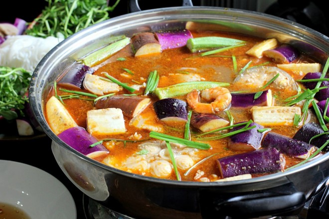những ngày mưa mát mẻ mà có nồi lẩu mắm để thuỏng thức là hết ý