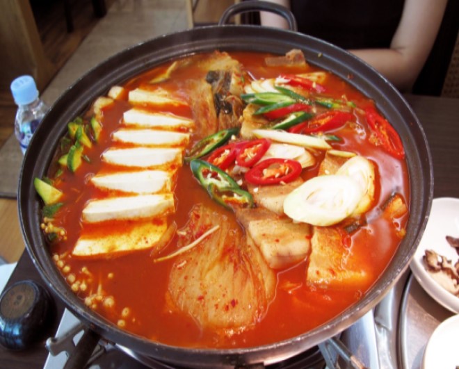 Lẩu kim chi thịt bò cay cay chua chua rất thích hợp ăn vào mùa mưa